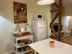 Jääkaappi, mikroaaltouuni, uuni, vedenkeitin