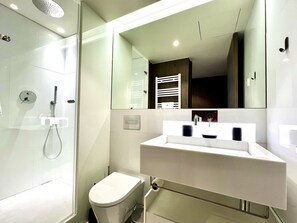 Douche, sèche-cheveux, serviettes fournies