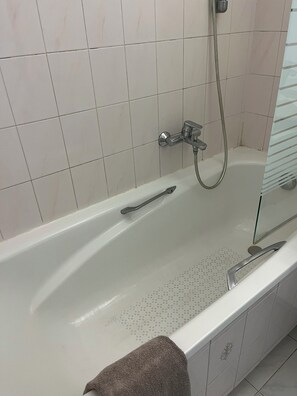風筒、提供毛巾、廁紙