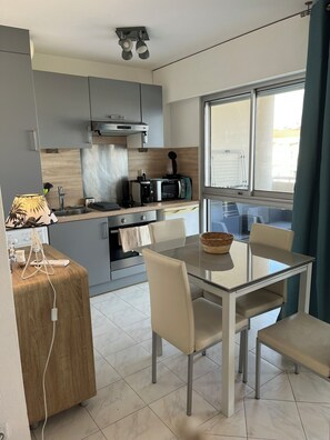 Private kitchen - Studio air-conditioned 3 mn beach from saturday to saturday Antibes juan les pins (Antibes)