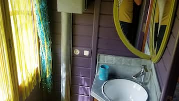 SĂšche-cheveux, serviettes fournies, savon, papier toilette