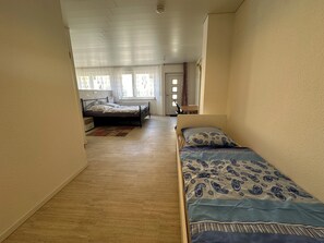 Silitysrauta/-lauta, Wi-Fi, vuodevaatteet