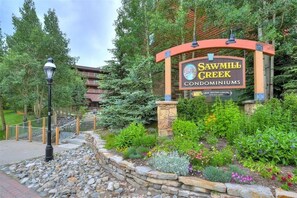 Property grounds - Superb 2-Bedrm Condo near main street Breckenridge. Ski in, walk or shuttle out (Breckenridge)