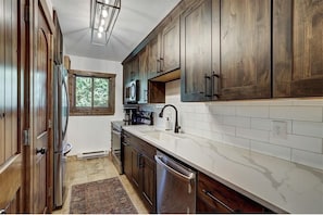 Private kitchen - Superb 2-Bedrm Condo near main street Breckenridge. Ski in, walk or shuttle out (Breckenridge)