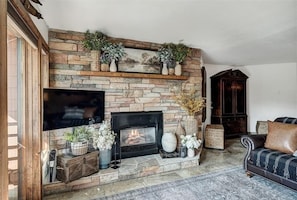 Smart TV - Superb 2-Bedrm Condo near main street Breckenridge. Ski in, walk or shuttle out (Breckenridge)