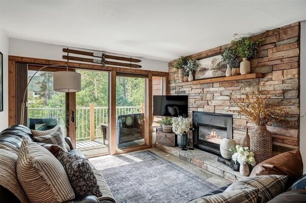 Smart TV - Superb 2-Bedrm Condo near main street Breckenridge. Ski in, walk or shuttle out (Breckenridge)