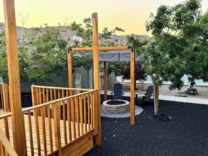Terrace/patio - Peaceful 3-bed Pioneertown retreat with fire pit, outdoor shower, and cowboy tub (Pioneertown)