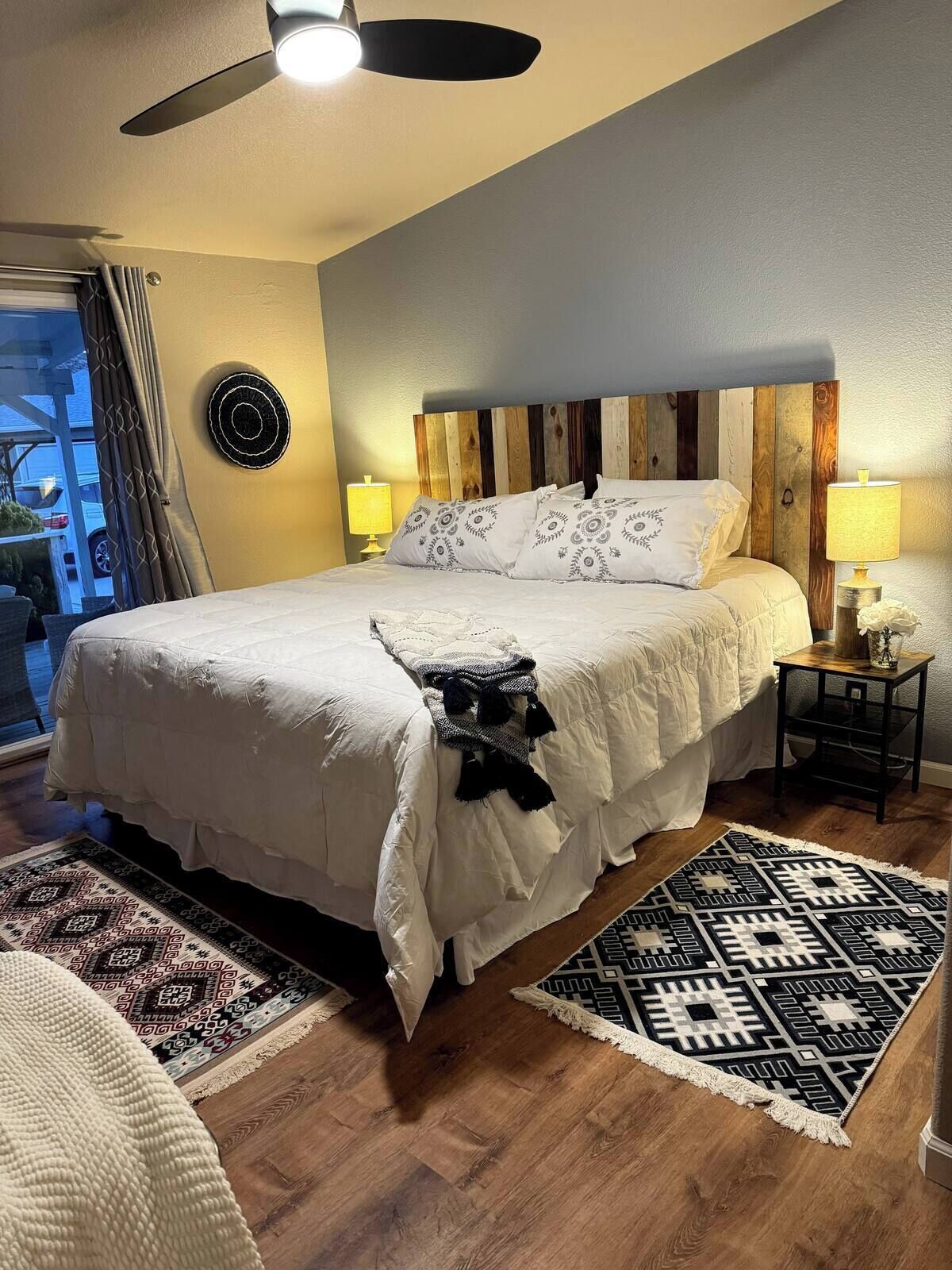 Een strijkplank/strijkijzer, wifi, beddengoed