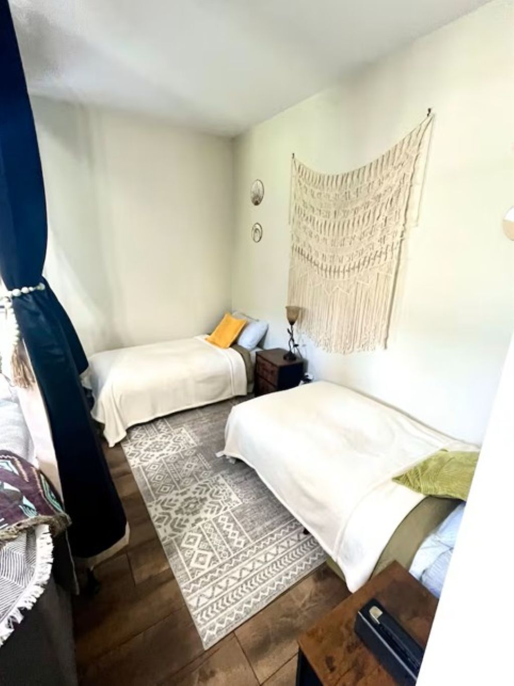 1 dormitorio, tabla de planchar con plancha, wifi y ropa de cama