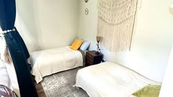 1 dormitorio, tabla de planchar con plancha, wifi y ropa de cama