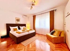 5 bedrooms, iron/ironing board, WiFi, bed sheets - Dare Apartment with private pool and garden (Kaštel Sućurac)