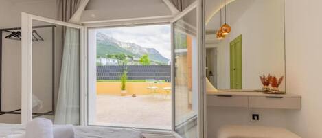 5 bedrooms, iron/ironing board, WiFi, bed sheets