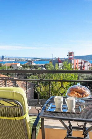 Outdoor dining - Dare Apartment with private pool and garden (Kaštel Sućurac)