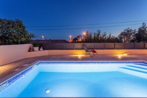 Outdoor pool - Dare Apartment with private pool and garden (Kaštel Sućurac)