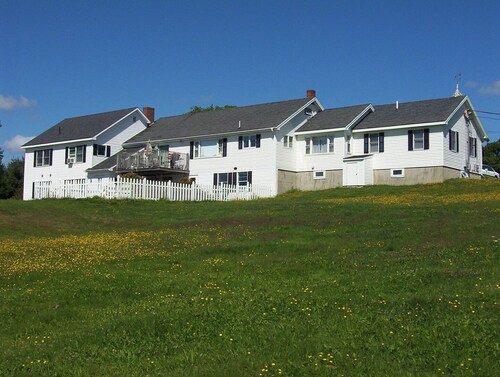 Spacious 10-bedroom bed & breakfast in peaceful Cushing with AC
