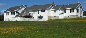 Spacious 10-bedroom bed & breakfast in peaceful Cushing with AC