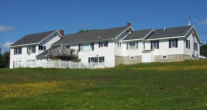 Spacious 10-bedroom bed & breakfast in peaceful Cushing with AC