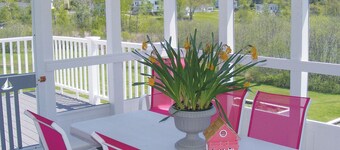 Spacious 10-bedroom bed & breakfast in peaceful Cushing with AC