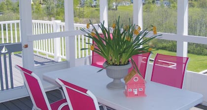 Spacious 10-bedroom bed & breakfast in peaceful Cushing with AC