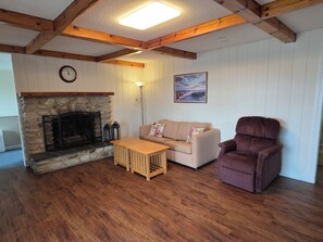 TV, DVD player - Spacious 10-bedroom bed & breakfast in peaceful Cushing with AC (Cushing)