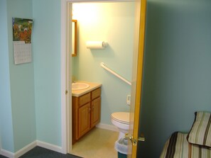 Shower, towels, toilet paper - Spacious 10-bedroom bed & breakfast in peaceful Cushing with AC (Cushing)