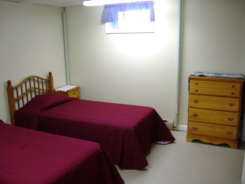 Spacious 10-bedroom bed & breakfast in peaceful Cushing with AC