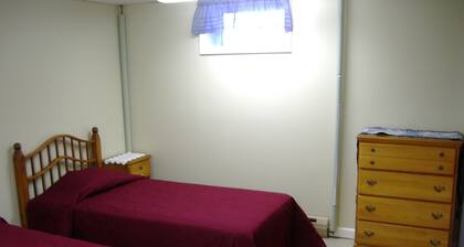 Spacious 10-bedroom bed & breakfast in peaceful Cushing with AC