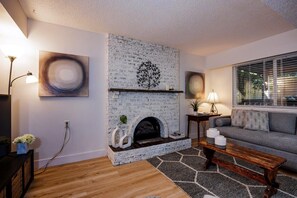 Een smart-tv en een computerscherm