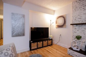 Een smart-tv en een computerscherm