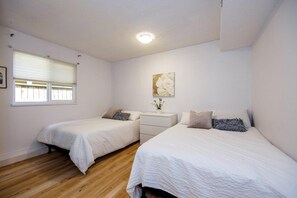 2 slaapkamers, een bureau, een strijkplank/strijkijzer, wifi