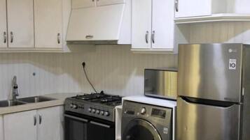 Appartement, vue ville | Cuisine privée | Cafetière/bouilloire, bouilloire électrique, grille-pain