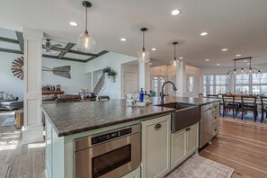 Microwave, oven, stovetop, dishwasher - WORLD CUP OASIS! SPACIOUS, PRIVATE home on 8 acres! Sleeps 8 adults with HOT TUB (Kansas City)