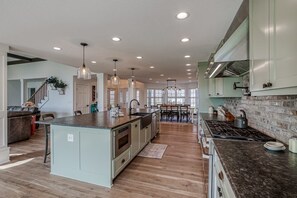 Microwave, oven, stovetop, dishwasher - WORLD CUP OASIS! SPACIOUS, PRIVATE home on 8 acres! Sleeps 8 adults with HOT TUB (Kansas City)