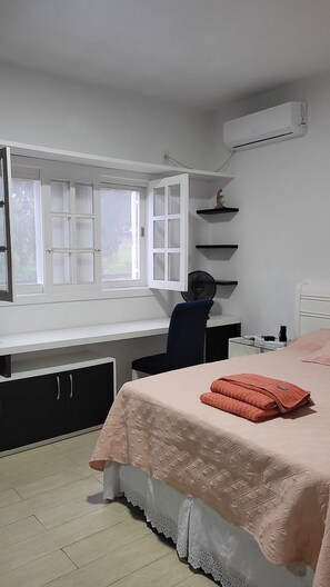 4 bedrooms, iron/ironing board, Internet, bed sheets