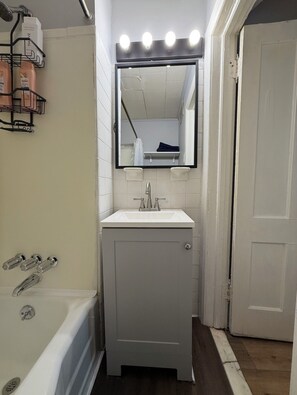 Towels, soap, toilet paper - Cozy studio in tranquil Rochester with refreshing AC breeze (Rochester)