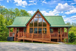 Exterior - Amazing Grace: Family Cabin w/Games, Golf, Hot Tub (Sevierville)