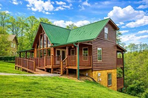 Exterior - Amazing Grace: Family Cabin w/Games, Golf, Hot Tub (Sevierville)
