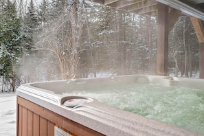 A hot tub surrounded by snow-covered trees. - Stowe Hollow Retreat. Hot Tub, Pet Friendly (Stowe)