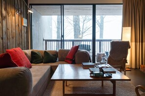 Smart TV, fireplace, books, stereo - Notchbrook 2AB | 2 King Suites | Fireplace + Pool (Stowe)