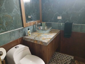 Serviettes fournies, savon, papier toilette
