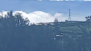 A mountain with a snow-capped peak, a clear sky, and a power line tower in the distance. - Loft in Quito with the best view and location !!! (Quito)