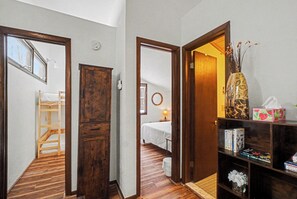 3 bedrooms, desk, iron/ironing board, free WiFi