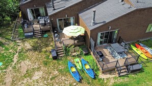 Una proprietà residenziale con terrazza, posti a sedere all'aperto e kayak.