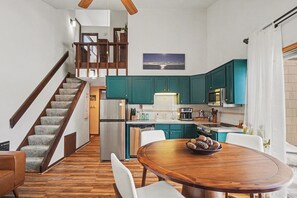 Fridge, microwave, oven, stovetop - Cozy 3-bedroom home near Boyne, Otsego, and Treetops - Full of Amenities (Gaylord)
