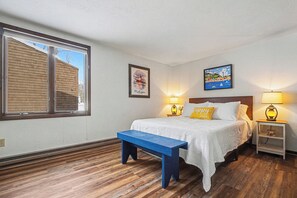3 bedrooms, desk, iron/ironing board, free WiFi