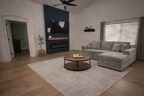 Living area - Desert Oasis - Near Stadiums, Spring Training, & Golf (Avondale)