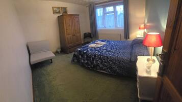 3 habitaciones, tabla de planchar con plancha, cuna de viaje y wifi