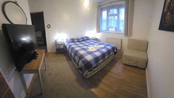 3 bedrooms, iron/ironing board, travel crib, WiFi