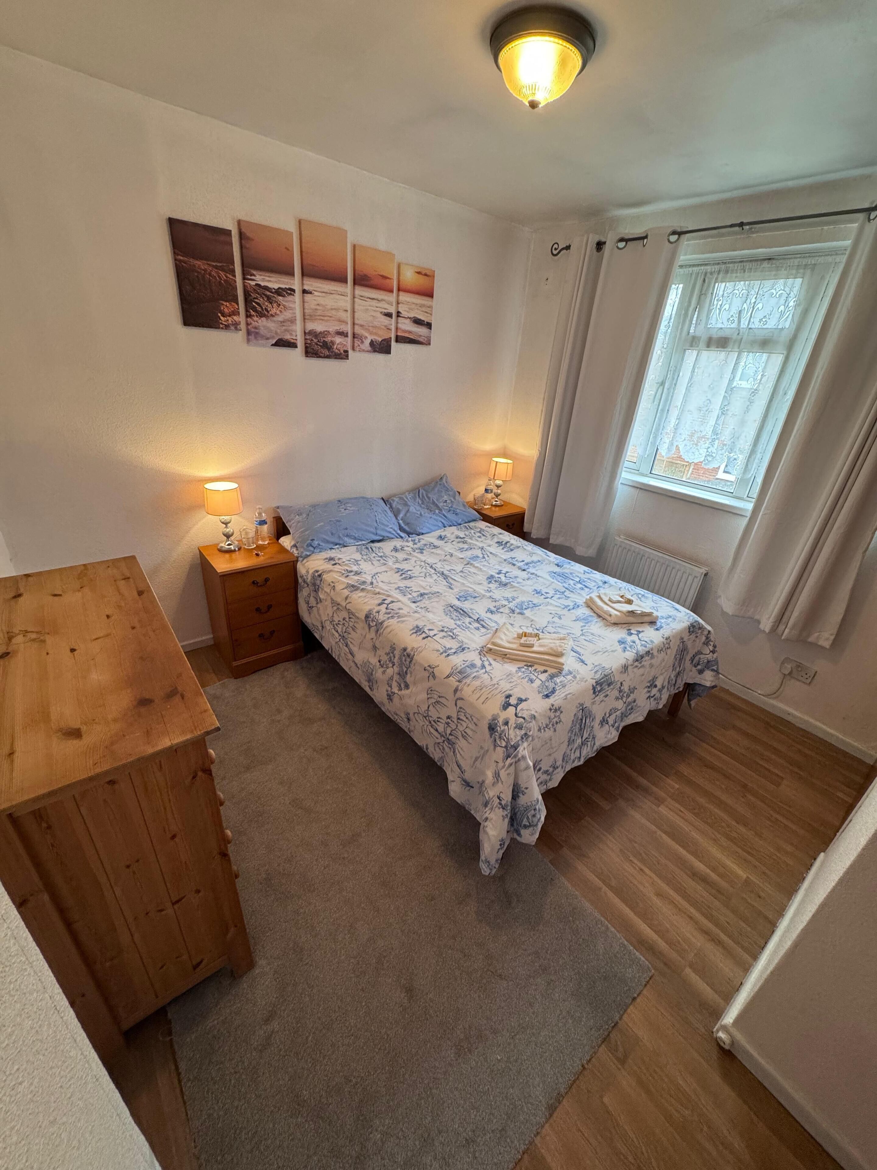 Een strijkplank/strijkijzer, internet, beddengoed