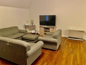 TV - Spacious 4-Bedroom Home Near University of Maine, Orono. 5 min walk to campus. (Orono)